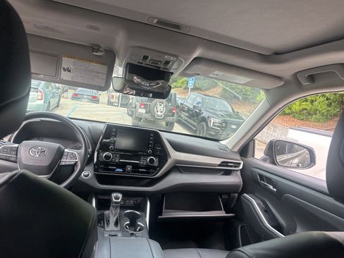 Used 2022 Toyota Highlander XLE image 11