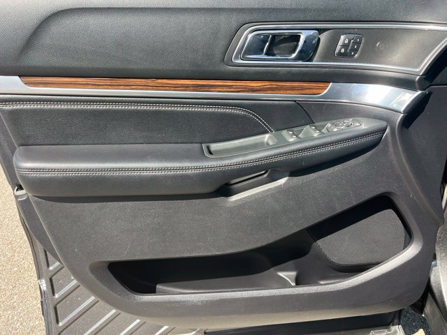 Used 2019 Ford Explorer Limited w/ Ford Safe & Smart Package FWD image 11