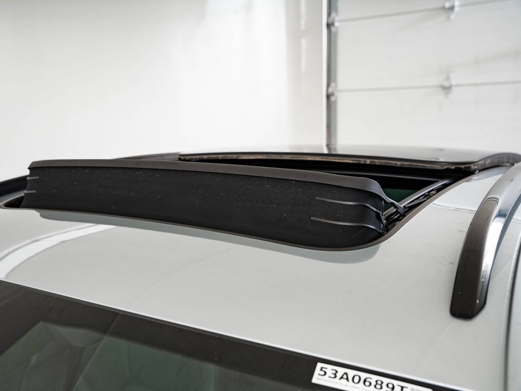 Used 2024 Porsche Macan AWD/4WD image 13