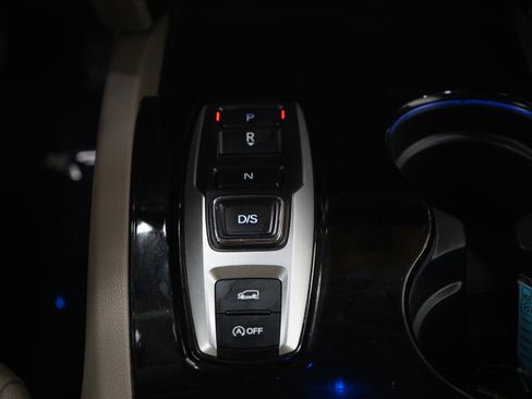 Used 2016 Honda Pilot Touring image 18