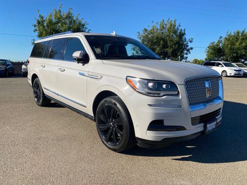 Used 2023 Lincoln Navigator L Reserve AWD/4WD image 3