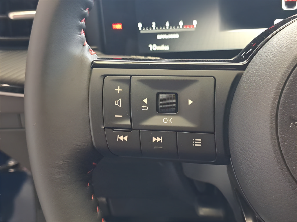Certified 2025 Nissan Kicks SR FWD image 35