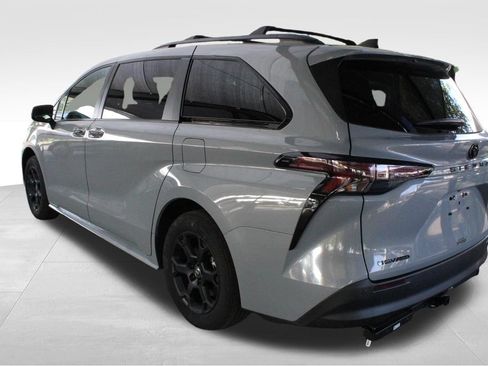 Certified 2025 Toyota Sienna XLE Woodland Edition AWD/4WD image 16