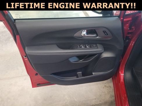 Used 2025 Chrysler Pacifica Select w/ Fav Edition Package FWD image 17