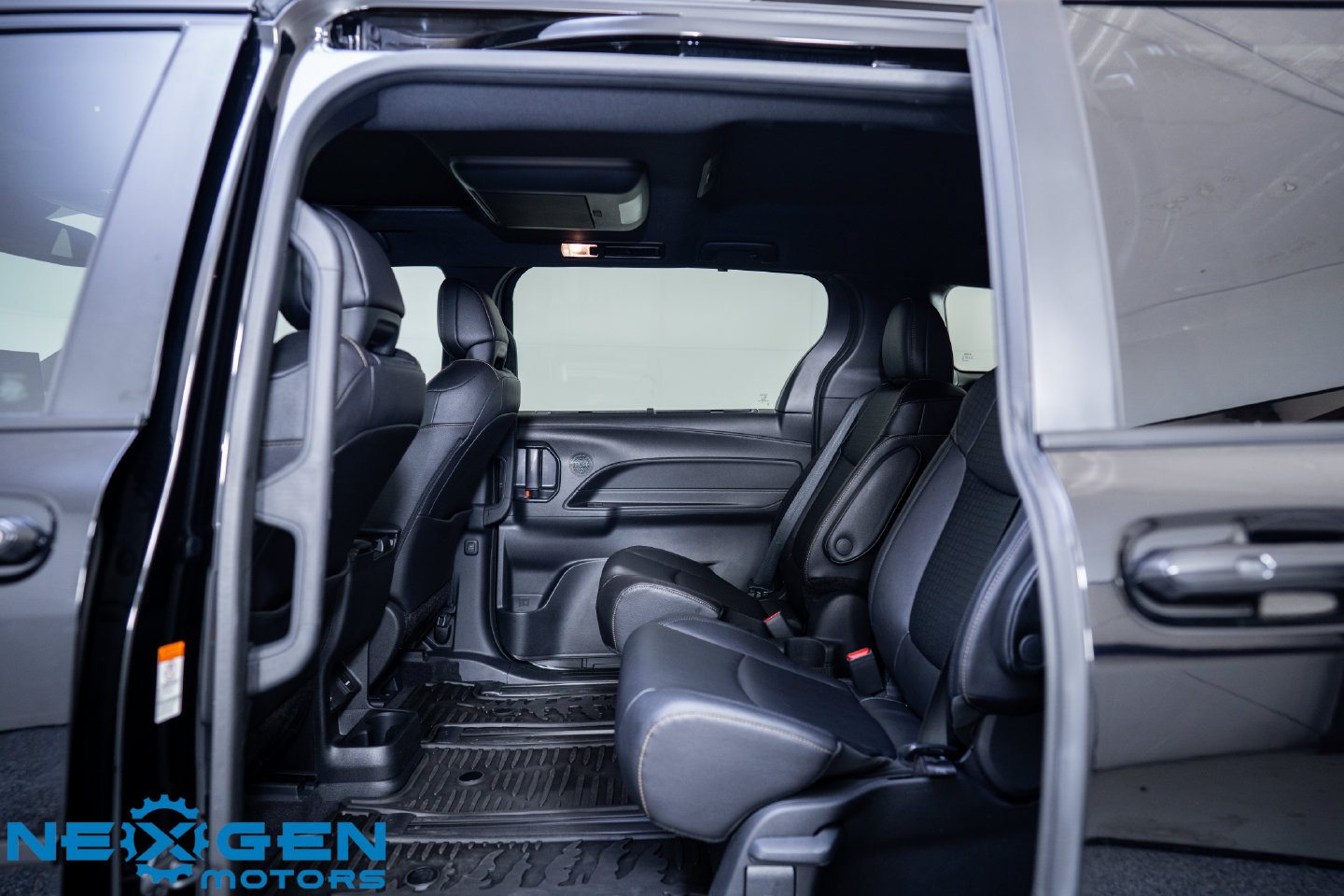 Used 2025 Toyota Sienna XLE Woodland Edition AWD/4WD image 20