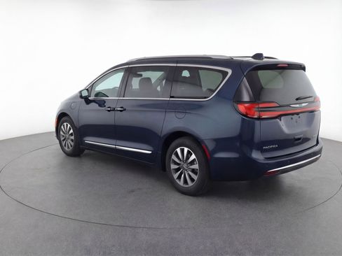Used 2023 Chrysler Pacifica Touring-L image 6
