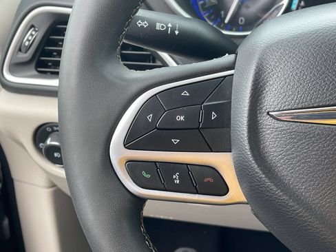 Used 2023 Chrysler Pacifica Touring-L FWD image 27