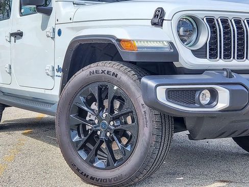 Used 2025 Jeep Wrangler Unlimited Sahara AWD/4WD image 4