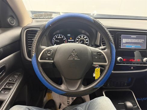 Used 2020 Mitsubishi Outlander ES image 15