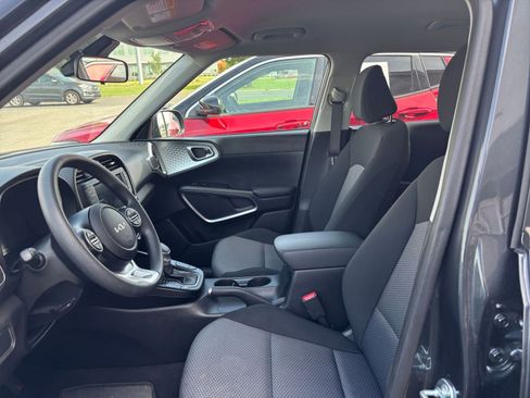 Used 2025 Kia Soul LX w/ LX Technology Package FWD image 24