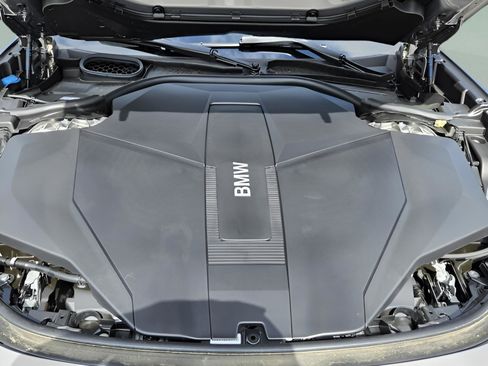 New 2025 BMW i7 xDrive60 image 28