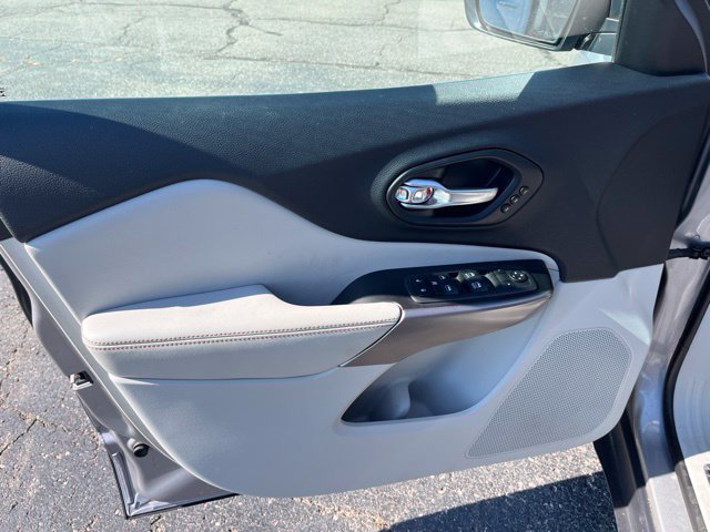 Used 2019 Jeep Cherokee Limited w/ Luxury Group FWD image 9
