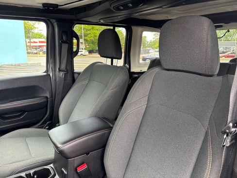 Used 2025 Jeep Wrangler Unlimited Sahara AWD/4WD image 28