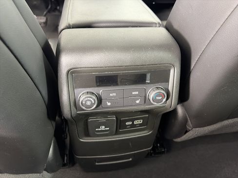 Used 2023 GMC Acadia SLT w/ Preferred Package image 19