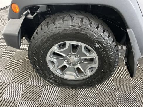Used 2015 Jeep Wrangler Unlimited Rubicon w/ Connectivity Group AWD/4WD image 25