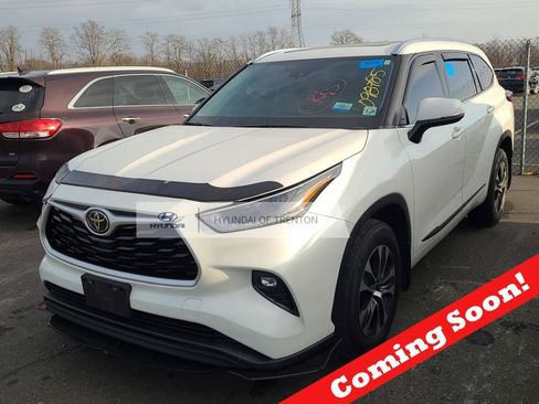 Used 2021 Toyota Highlander XLE image 1