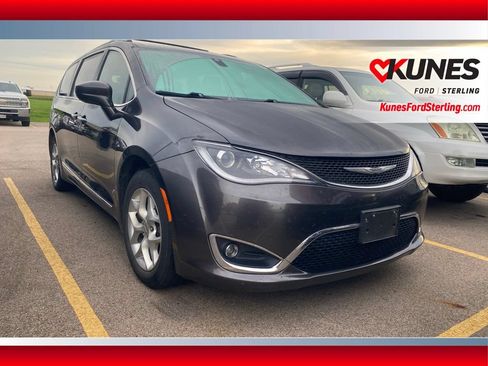 Used 2020 Chrysler Pacifica Touring-L FWD image 1