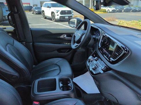 Used 2025 Chrysler Pacifica Select image 10