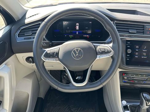 Used 2023 Volkswagen Tiguan SE w/ Panoramic Sunroof Package image 17