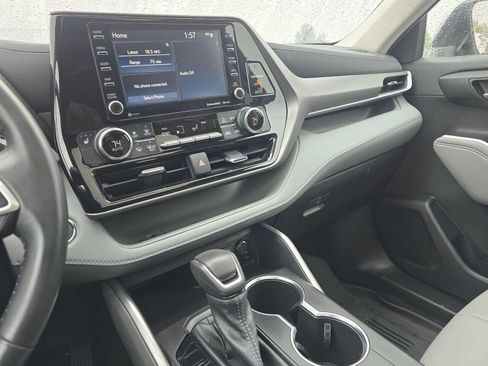 Used 2022 Toyota Highlander XLE AWD/4WD image 36