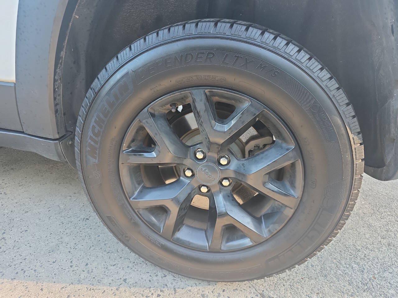 Used 2017 Jeep Cherokee Trailhawk AWD/4WD image 13