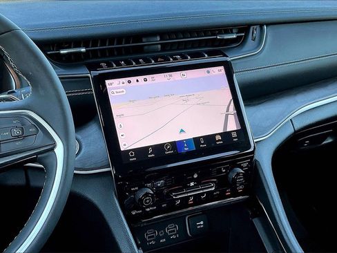 Used 2023 Jeep Grand Cherokee Limited w/ Black Appearance Package image 6