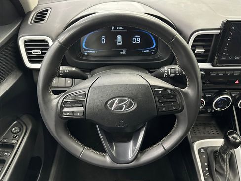 Used 2025 Hyundai Venue Limited image 23