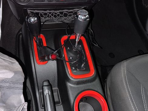 Used 2017 Jeep Wrangler Unlimited Sahara w/ Connectivity Group AWD/4WD image 11
