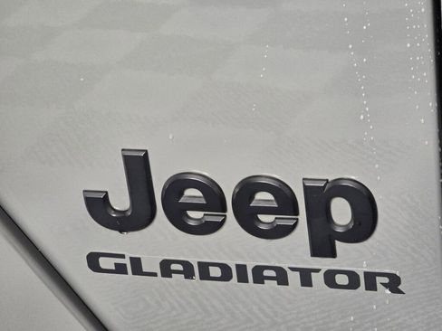 Used 2022 Jeep Gladiator Overland image 13