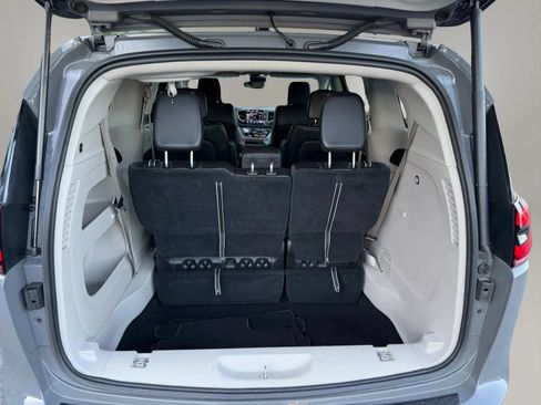 Used 2023 Chrysler Pacifica Touring-L FWD image 5
