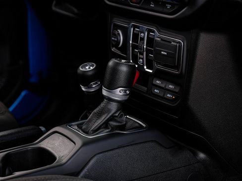 Used 2021 Jeep Gladiator Willys image 31