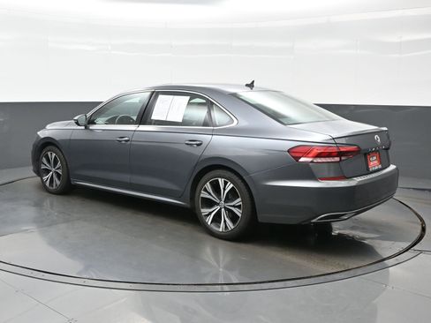 Used 2021 Volkswagen Passat 2.0T SE FWD image 4