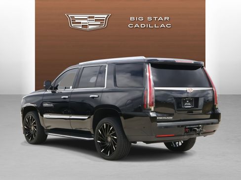 Used 2018 Cadillac Escalade Luxury image 3