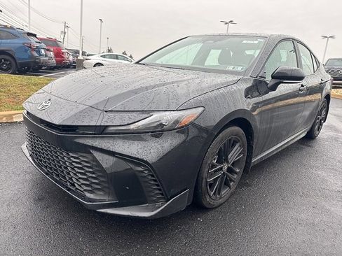 Used 2025 Toyota Camry SE image 3