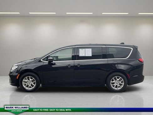 Used 2024 Chrysler Pacifica Touring-L image 4