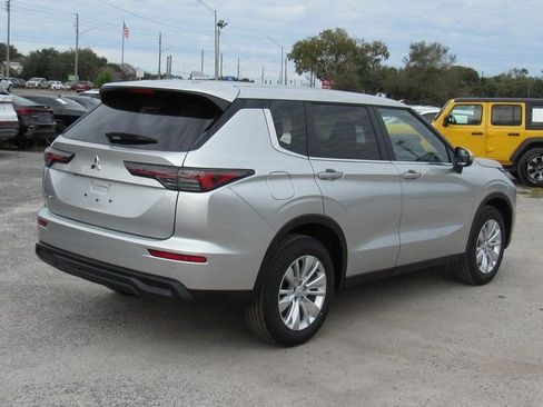 New 2026 Mitsubishi Outlander ES FWD image 3