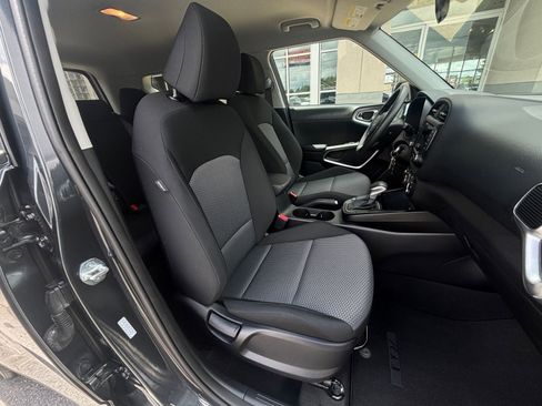 Used 2025 Kia Soul LX w/ LX Technology Package FWD image 34