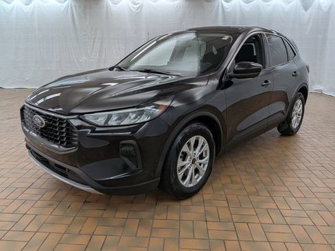 Used 2023 Ford Escape Active w/ Tech Pack #2 FWD image 3