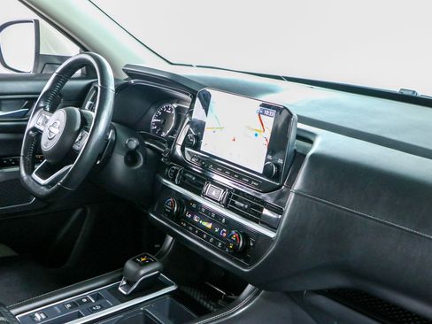 Used 2024 Nissan Pathfinder SL FWD image 26