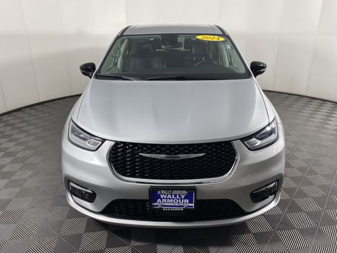 Used 2024 Chrysler Pacifica Touring-L image 11