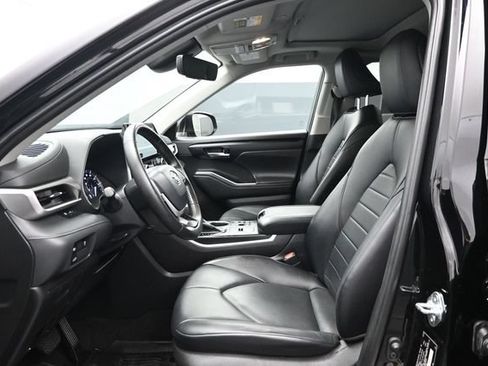 Used 2023 Toyota Highlander XLE FWD image 6