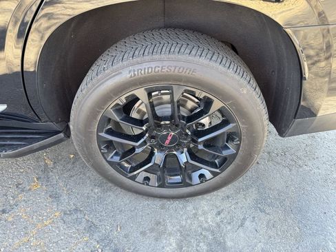 Used 2023 GMC Yukon SLT w/ SLT Premium Package image 12