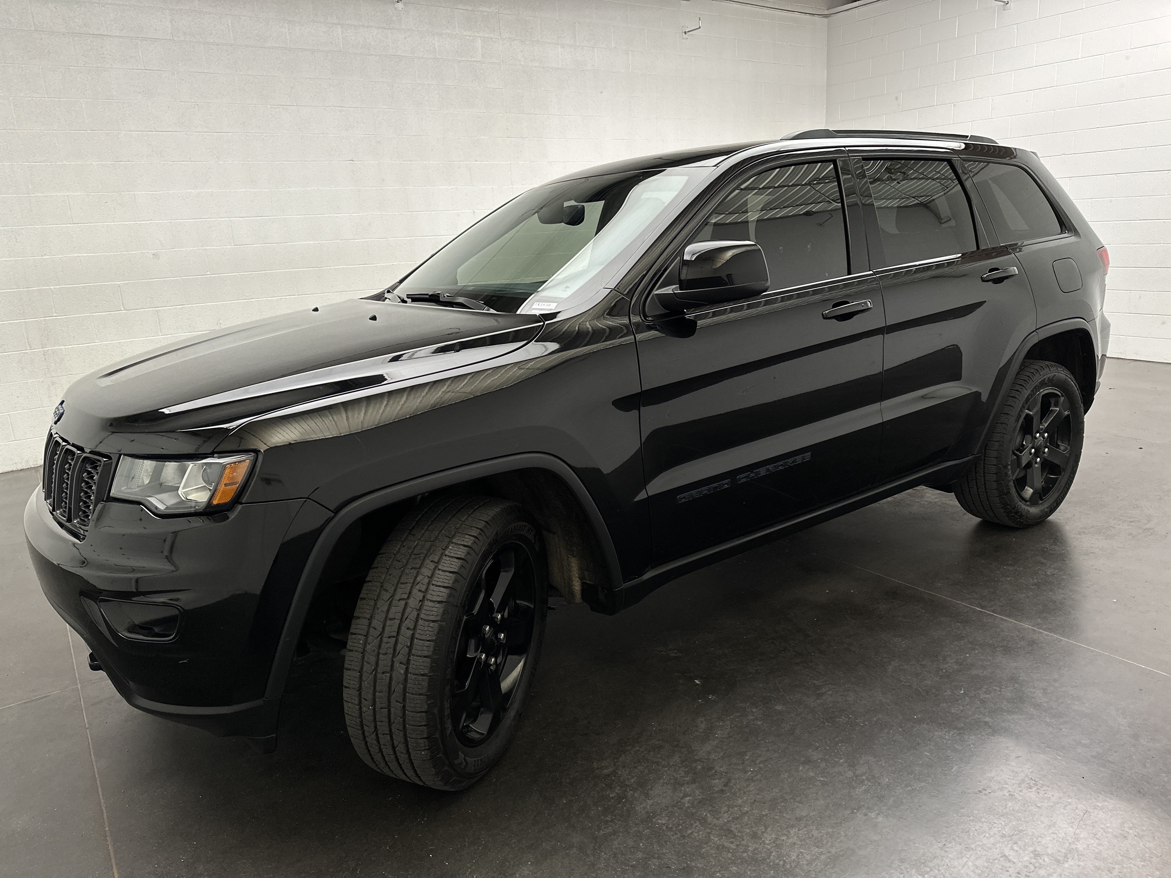 Used 2018 Jeep Grand Cherokee Laredo AWD/4WD image 4