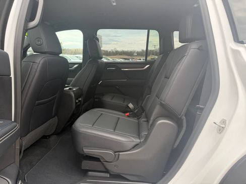 Used 2026 GMC Acadia Elevation w/ Elevation Premium Package AWD/4WD image 18