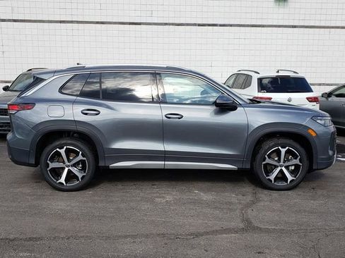 New 2026 Volkswagen Tiguan SE image 2