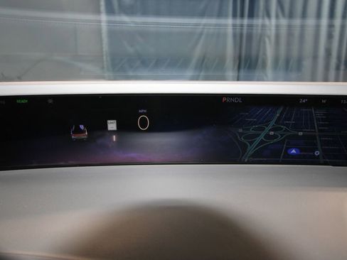 Used 2025 Lincoln Nautilus Premier image 11