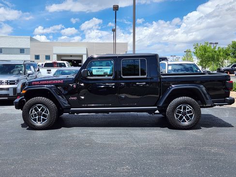Used 2024 Jeep Gladiator Rubicon AWD/4WD image 2