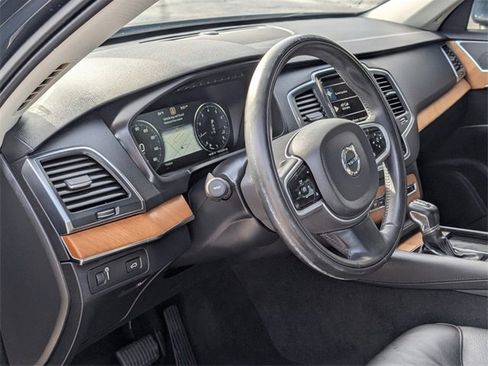 Used 2022 Volvo XC90 T5 Momentum w/ Climate Package image 8