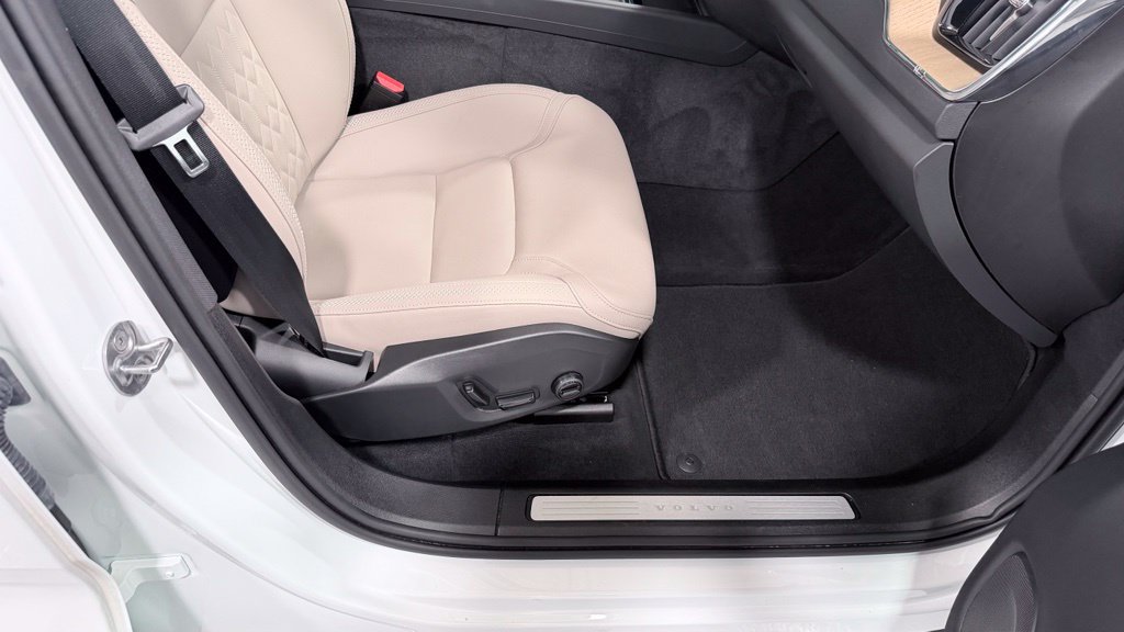 Certified 2026 Volvo XC60 B5 Plus AWD/4WD image 18