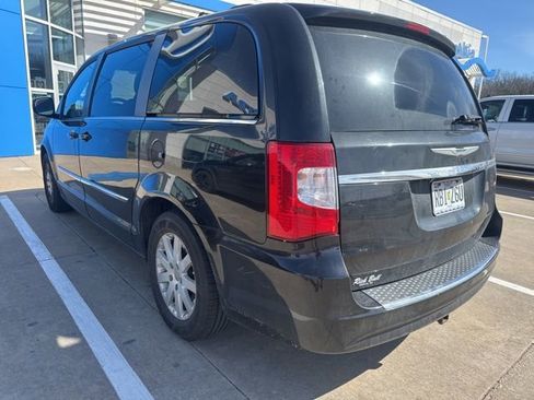 Used 2015 Chrysler Town & Country Touring image 5